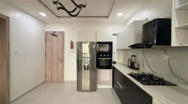 Pent floor 3 bedroom apartment with city/water view, rooftop swimming pool and snooker table