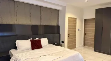 Luxe 2 bedroom apartment with a suspended swimming pool