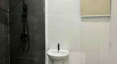 Spacious 2 Bedroom apartment  with Elevators and a swimming pool. It doesn’t come with the furniture’s
