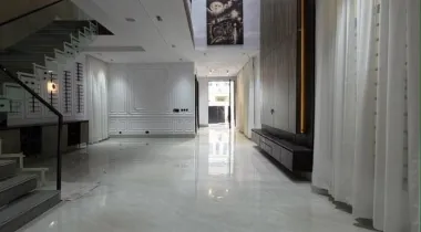 Spacious 5 Bedroom fully detached duplex with Bq Location: Vgc, Extension