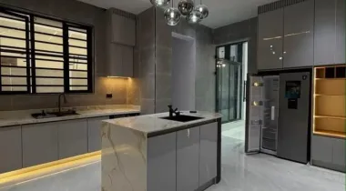 Spacious 5 Bedroom fully detached duplex with Bq Location: Vgc, Extension