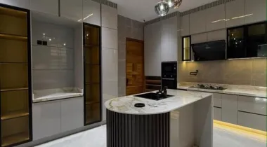 Spacious 5 Bedroom fully detached duplex with Bq Location: Vgc, Extension