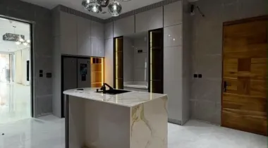 Spacious 5 Bedroom fully detached duplex with Bq Location: Vgc, Extension