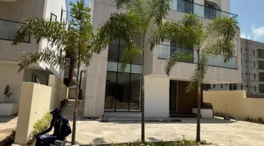 Luxury 6 Bedroom Fully Detached Duplex with Pool and Cinema
