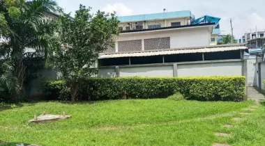 very well maintained four (4) bedroom detached house with two (2) rooms boy's quarters, suitable for office use.  The property has beautiful green area between the main building and the boy's quarters.