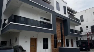 Fully Serviced 5 BEDROOM DETACHED DUPLEX + Bq AVAILABLE FOR RENT.