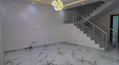 Fully Serviced 5 BEDROOM DETACHED DUPLEX + Bq AVAILABLE FOR RENT.