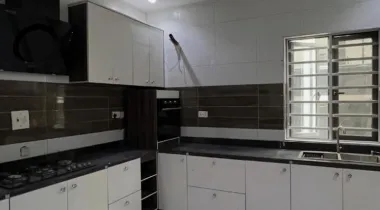 Fully Serviced 5 BEDROOM DETACHED DUPLEX + Bq AVAILABLE FOR RENT.