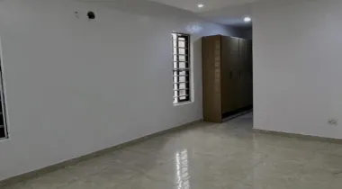 Fully Serviced 5 BEDROOM DETACHED DUPLEX + Bq AVAILABLE FOR RENT.