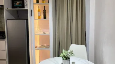 Cozy 1 Bedroom Flat + PS4, Swimming Pool &amp; Massive Balcony