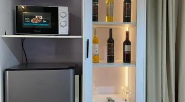 Cozy 1 Bedroom Flat + PS4, Swimming Pool &amp; Massive Balcony