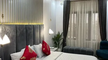 Cozy 1 Bedroom Flat + PS4, Swimming Pool &amp; Massive Balcony