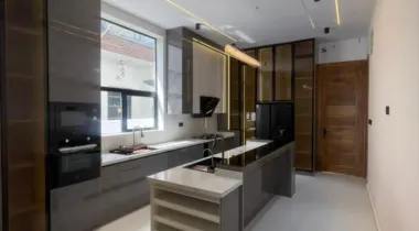 LUXURY 5BEDROOM FULLY DETACHED DUPLEX FOR SALE.