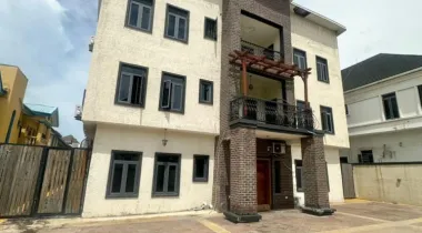 3bedroom apartment flat.  Location , osapa london.