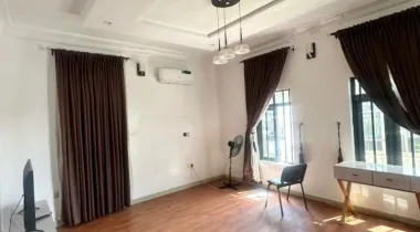 3bedroom apartment flat.  Location , osapa london.