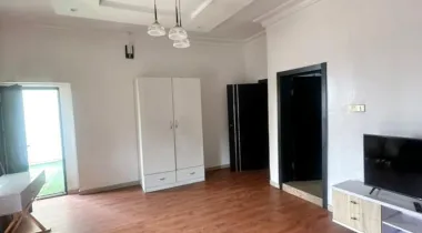 3bedroom apartment flat.  Location , osapa london.
