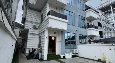 5 Bedroom Triplex with BQ and mini office available for rent in  Chevron (comes with inverter)