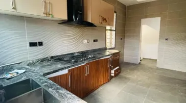 5 bedroom fully detached open compound available for rent