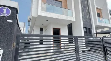 4-bedroom semi-detached house with BQ is available with furniture included. The property also comes with 10 solar panels installed on the roof.
