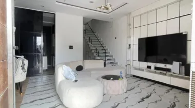 4-bedroom semi-detached house with BQ is available with furniture included. The property also comes with 10 solar panels installed on the roof.