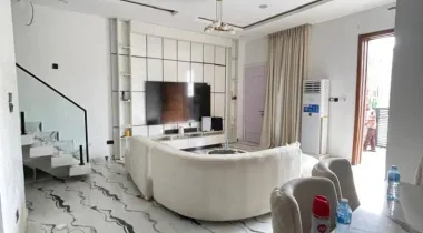 4-bedroom semi-detached house with BQ is available with furniture included. The property also comes with 10 solar panels installed on the roof.