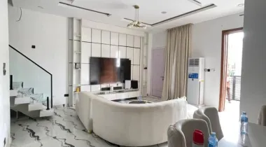 4-bedroom semi-detached house with BQ is available with furniture included. The property also comes with 10 solar panels installed on the roof.