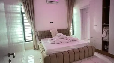 4-bedroom semi-detached house with BQ is available with furniture included. The property also comes with 10 solar panels installed on the roof.