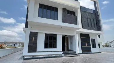 Fully detached 7 bedroom with 2 rooms bq