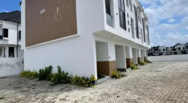4BEDROOM TERRACE DUPLEX SITTING ON TWO FLOORS IN CHEVRON FOR SALE