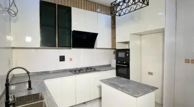 4 BEDROOM FULLY DETACHED DUPLEX WITH BQ