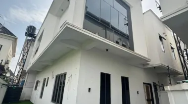 4bedroom Semi detached duplex available for rent  Location chevron 12m 