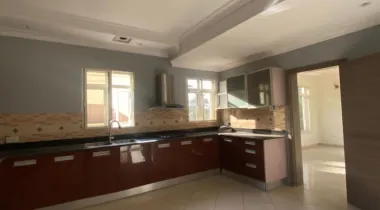 Luxurious 4 bedroom Apartment with BQ  Location: Milverton Road, Off Bourdillon, Ikoyi.