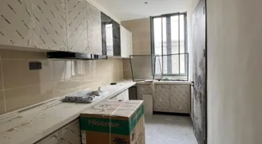Spacious 2 bedroom detached with pool, gym &amp; elevator in a secure location.