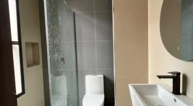 Spacious 2 bedroom detached with pool, gym &amp; elevator in a secure location.