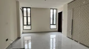 Spacious 2 bedroom detached with pool, gym &amp; elevator in a secure location.