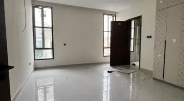 Spacious 2 bedroom detached with pool, gym &amp; elevator in a secure location.