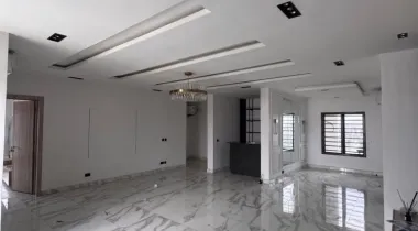Luxury 3bedroom flat with BQ on 6th Floor. Location:  lekki phase1 right side.