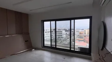 Luxury 3bedroom flat with BQ on 6th Floor. Location:  lekki phase1 right side.