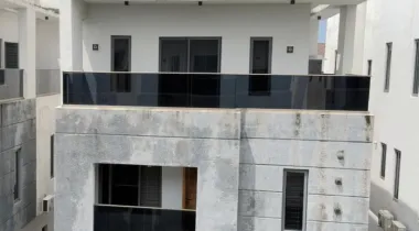 BEAUTIFUL 5 BEDROOM FULLY DETACHED DUPLEX