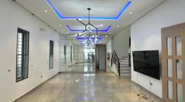 BEAUTIFUL 5 BEDROOM FULLY DETACHED DUPLEX