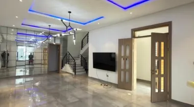 BEAUTIFUL 5 BEDROOM FULLY DETACHED DUPLEX
