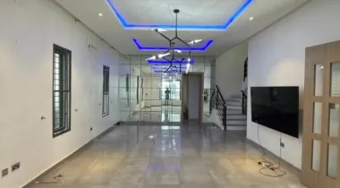 BEAUTIFUL 5 BEDROOM FULLY DETACHED DUPLEX