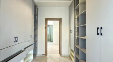 BEAUTIFUL 5 BEDROOM FULLY DETACHED DUPLEX