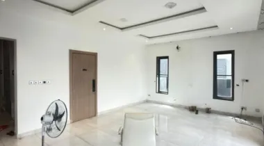 BEAUTIFUL 5 BEDROOM FULLY DETACHED DUPLEX