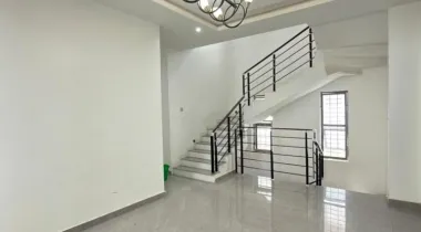 BEAUTIFUL 5 BEDROOM FULLY DETACHED DUPLEX
