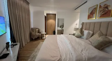 Fully Furnished &amp; Serviced Luxury 3Bedrooms Penthouse with Pool, Gym For Rent.