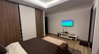 Fully Furnished &amp; Serviced Luxury 3Bedrooms Penthouse with Pool, Gym For Rent.