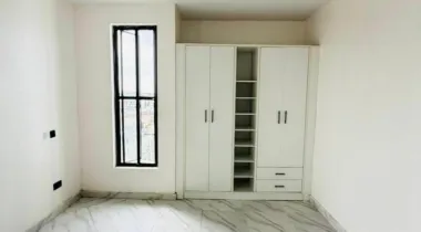 fully serviced 2 bedroom flat. Ologolo, lekki.