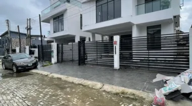 Luxurious 5 bedroom fully detached with bq and swimming pool