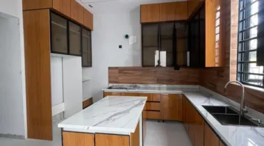 Luxurious 5 bedroom fully detached with bq and swimming pool